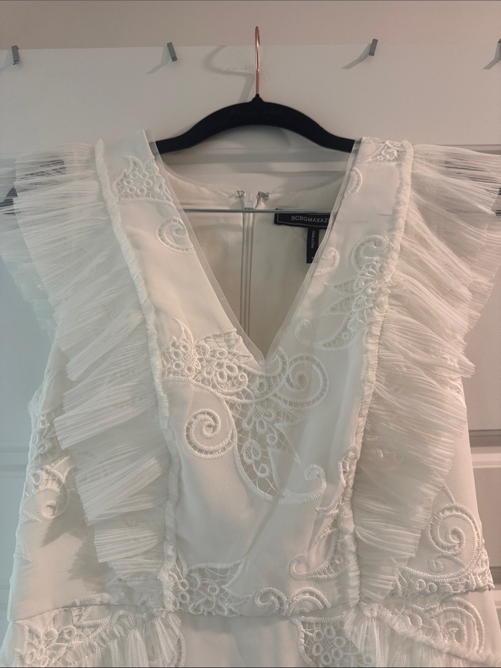 BCBGMaxAzria white Ruffled V‑Neck Lace Cocktail Dress - Picture 5 of 8